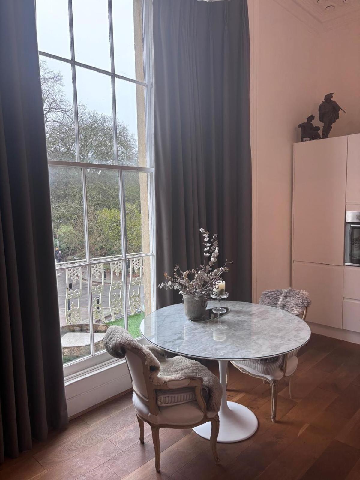 2-bed In Clifton, Great Location - Period Features, High Ceilings, Balcony X2, Office, Stylish, Modern *