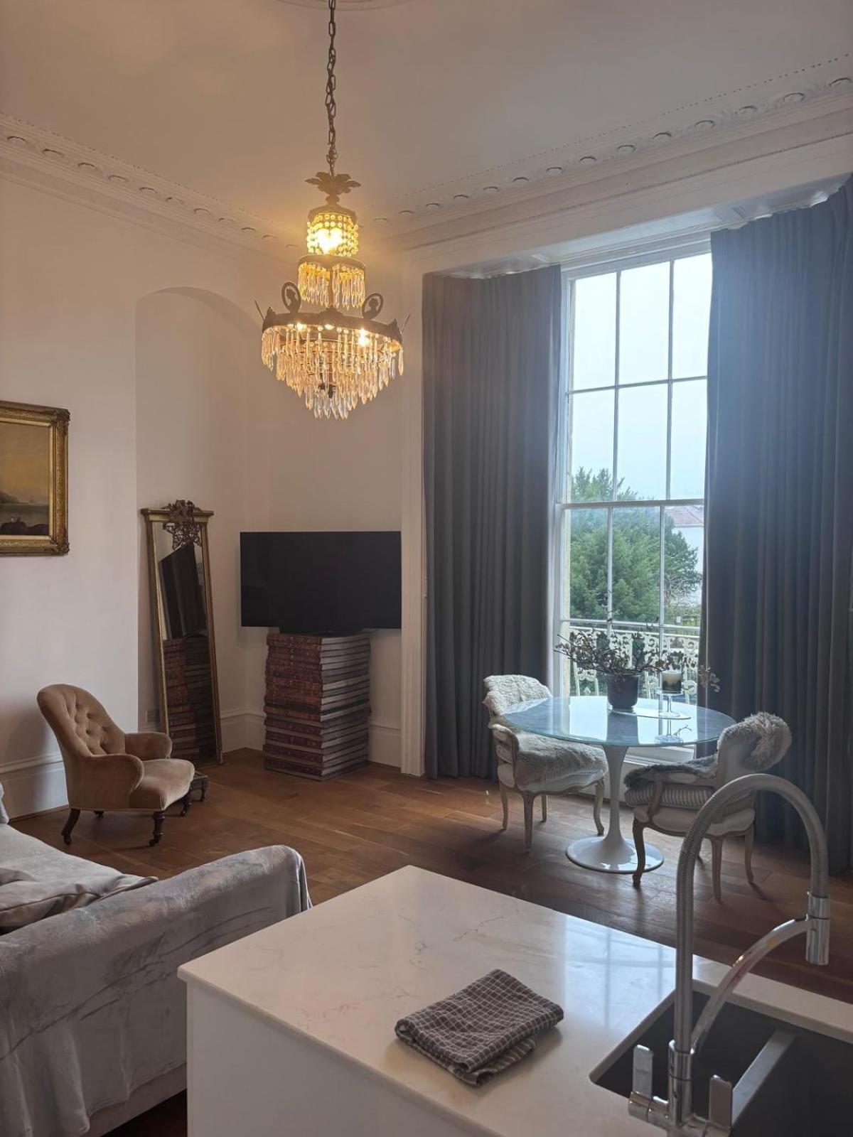 2-bed In Clifton, Great Location - Period Features, High Ceilings, Balcony X2, Office, Stylish, Modern Apartment