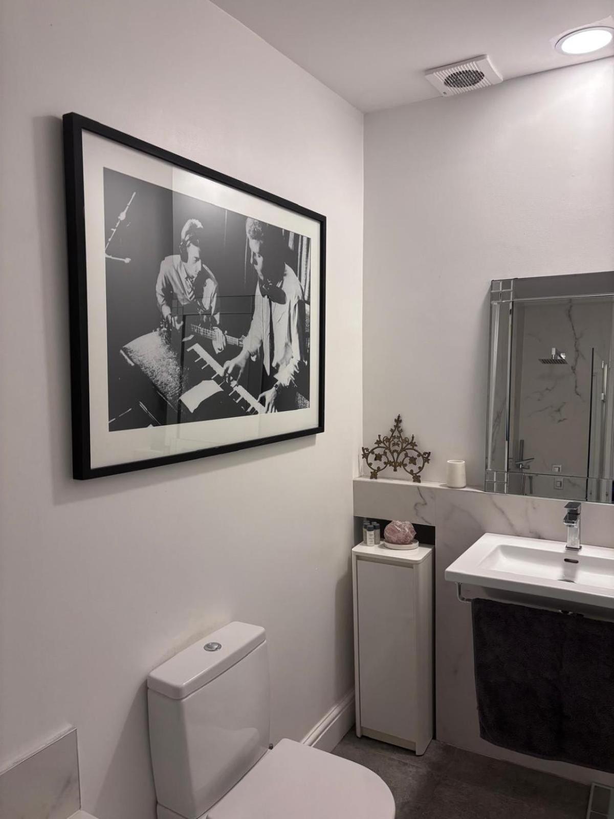 Apartment 2-bed In Clifton, Great Location - Period Features, High Ceilings, Balcony X2, Office, Stylish, Modern Bristol