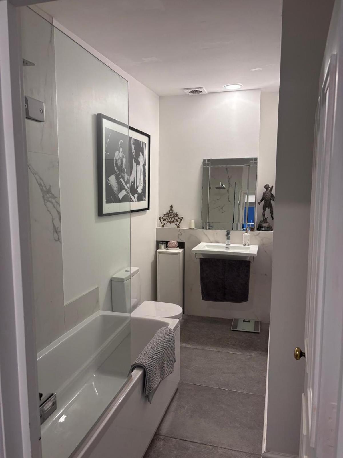 2-bed In Clifton, Great Location - Period Features, High Ceilings, Balcony X2, Office, Stylish, Modern Apartment